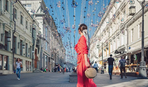 Приваблива жінка в червоному вбранні в Москві — стокове фото