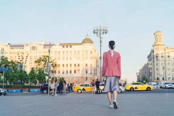 Молода дівчина, яка ходить влітку — стокове фото