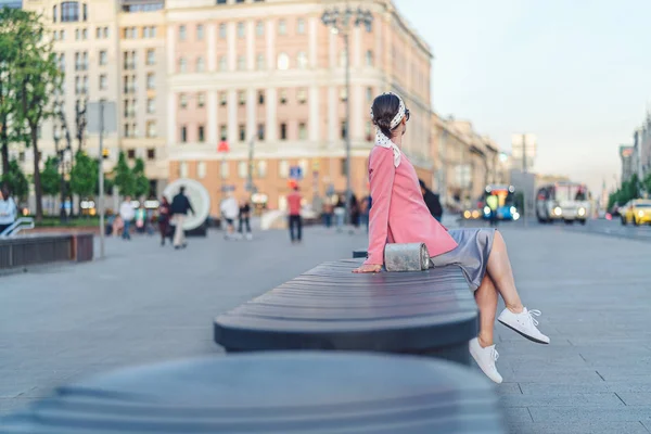 Menina atraente em um banco em Moscou — Fotografia de Stock