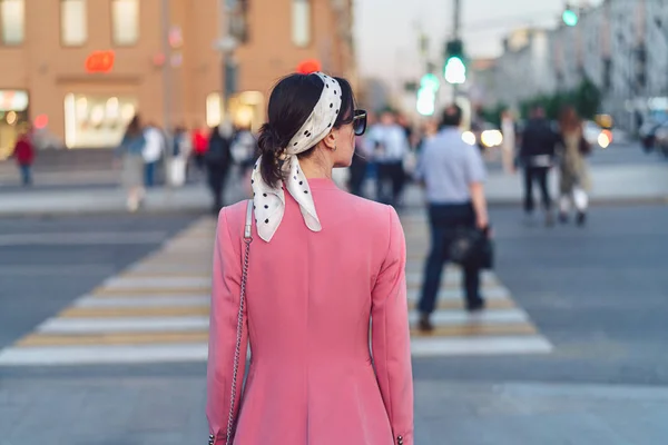 Menina atraente na passadeira — Fotografia de Stock