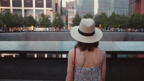 Jonge Vrouw Aan Het Gedenkteken New York City — Stockvideo