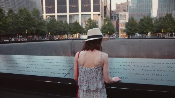 Молода Дівчина Читає Імена Меморіальному Символу Нью Йорку — стокове відео