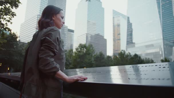 Молодая Женщина Памятника Открытом Воздухе — стоковое видео