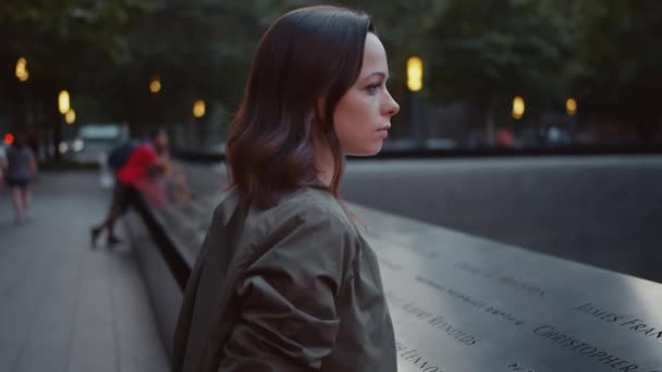 Giovane Ragazza Nel Parco Alla Fontana Dell Settembre — Video Stock