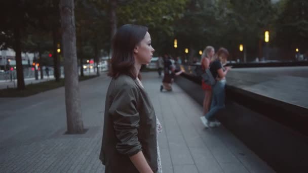 Jovem Mulher Lendo Texto Memorial — Vídeo de Stock