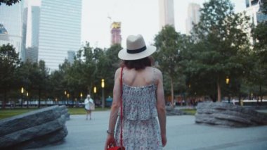 Genç Kız parkta yürüyüş