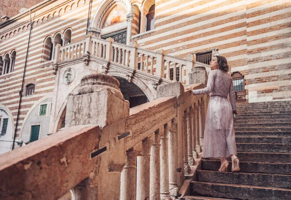 Beautiful girl in a dress in Verona — Stock Photo, Image