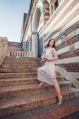 Merdivenlerde güzel bir elbise genç kız
