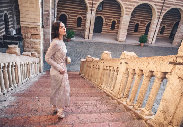 Молода дівчина, що подорожує в Вероні — стокове фото
