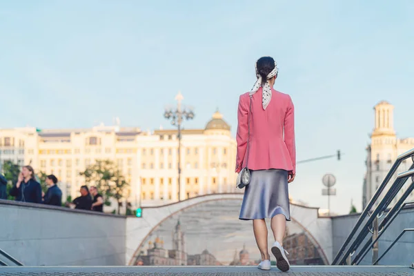 Mladá dívka procházky v Moskvě — Stock fotografie