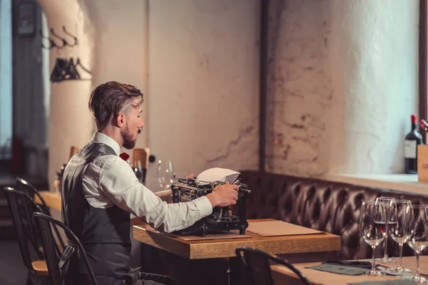 Junge Schriftstellerin tippt auf einer Retro-Schreibmaschine — Stockfoto