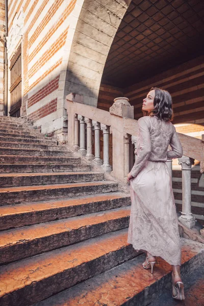 Menina bonita em um vestido romântico — Fotografia de Stock