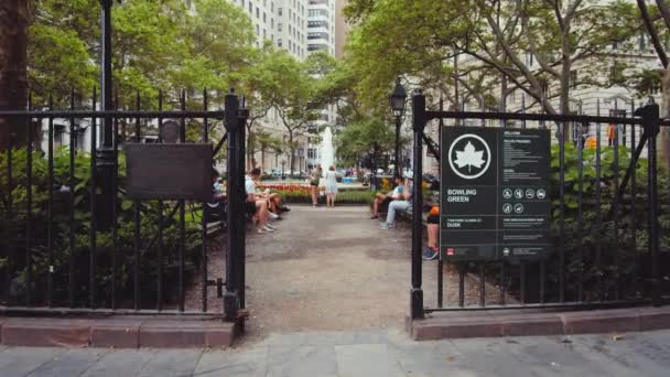 Caminar en Bowling Green Park — Vídeos de Stock