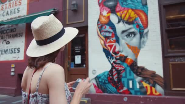 Una Joven Toma Fotos Una Pared Con Graffiti — Vídeo de stock