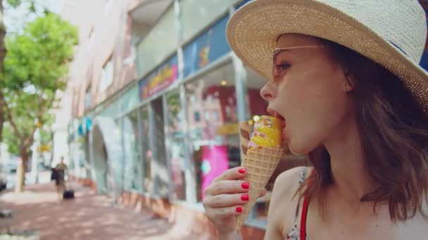 Chica Joven Sombrero Comiendo Helado Ciudad — Vídeo de stock