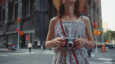 New York'ta bir retro kamera ile Çekici genç kız