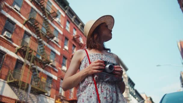 Aantrekkelijke Toerist Met Een Retro Camera Chinatown — Stockvideo