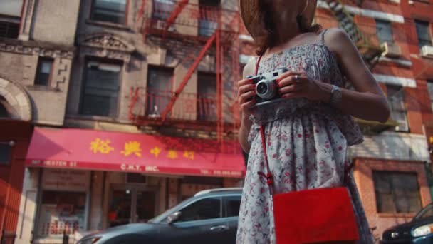 Młody Fotograf Kamerą Retro Chinatown — Wideo stockowe