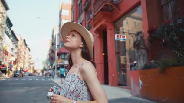 Menina Atraente Com Uma Câmera Retro Chinatown Nova York — Vídeo de Stock