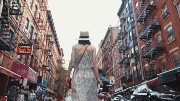 Chica Joven Vestido Caminando Chinatown — Vídeo de stock