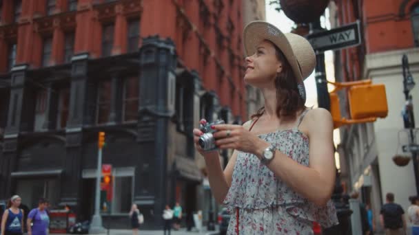在纽约带着复古相机的微笑的年轻女孩 — 图库视频影像
