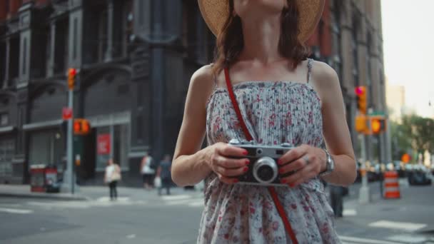 Ελκυστικό Νεαρό Κορίτσι Μια Ρετρό Κάμερα Στη Νέα Υόρκη — Αρχείο Βίντεο