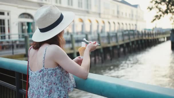 Young Girl Ice Cream Canal New York — Stock Video