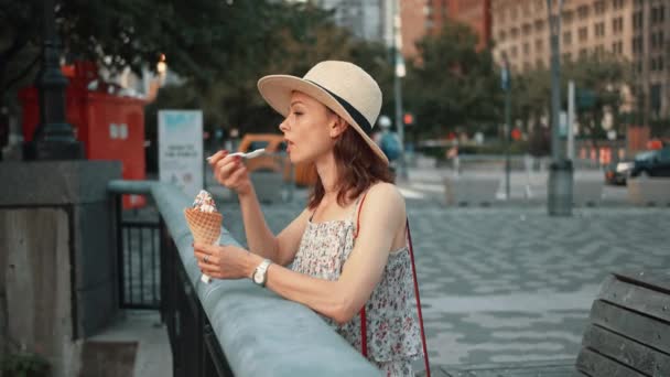 Mulher Atraente Comendo Sorvete Nova York — Vídeo de Stock