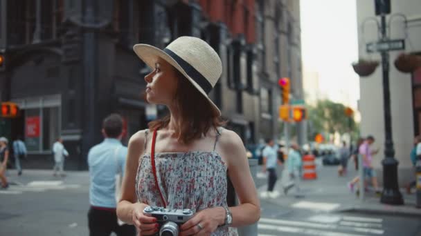 Ung Fotograf Med Retro Kamera New York City — Stockvideo