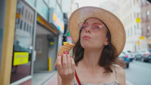 Привлекательная Девушка Ест Мороженое Улице Летом — стоковое видео