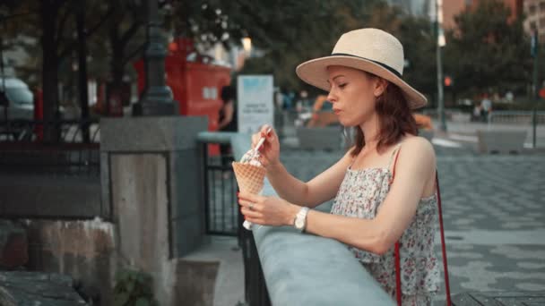 年轻的游客在纽约吃冰淇淋 — 图库视频影像
