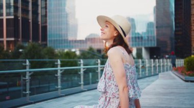 Yaz parkında gülümseyen genç kız