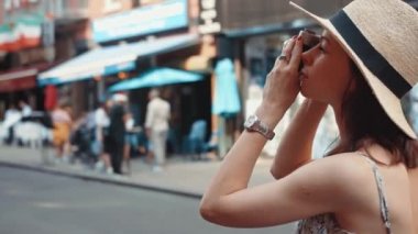 New York'ta İtalyan mahallesinde genç kız
