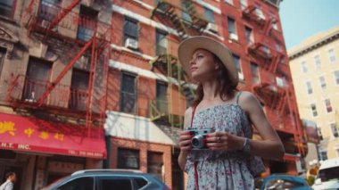 New York'ta bir retro kamera ile genç kız