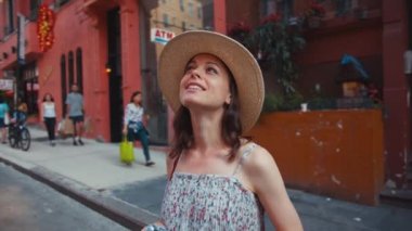 New York 'ta elinde retro kamerayla gülümseyen kız.