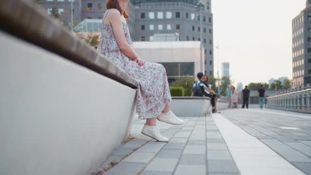 Menina Atraente Banco Parque Nova York — Vídeo de Stock