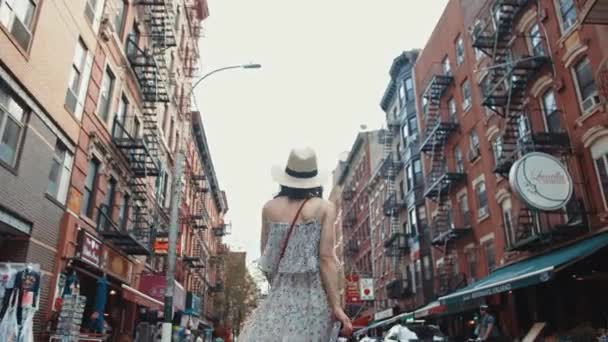 Leende Ung Flicka Klänning Walking New York — Stockvideo