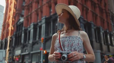 New York'ta bir retro kamera ile genç turist