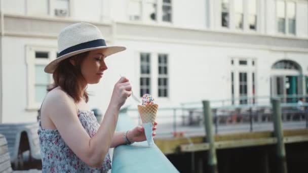 Ελκυστικό Κορίτσι Ένα Καπέλο Τρώγοντας Παγωτό Εξωτερικούς Χώρους — Αρχείο Βίντεο