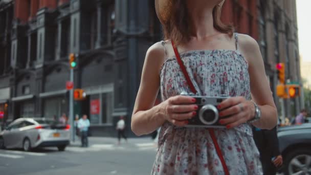 Ung Turist Klädd Hatt New York — Stockvideo