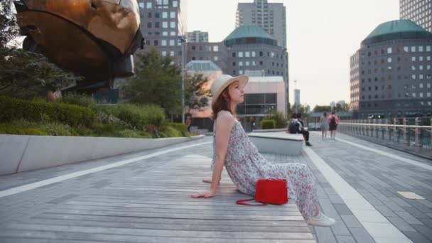 Junges Mädchen Auf Einer Bank Park — Stockvideo