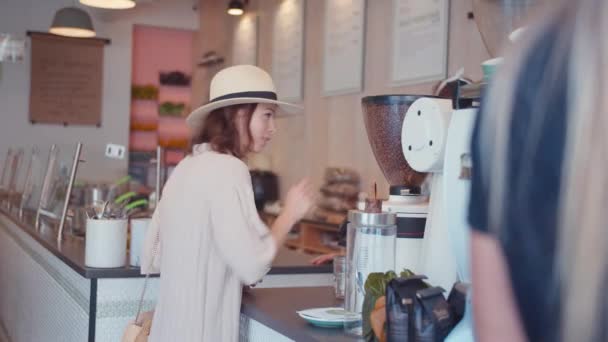 Jovem Balcão Café Nova York — Vídeo de Stock