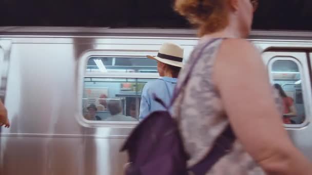 Attraktive Touristen Der New Yorker Bahn — Stockvideo