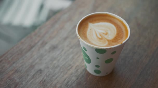 Latte Quente Uma Xícara Uma Mesa Madeira — Vídeo de Stock