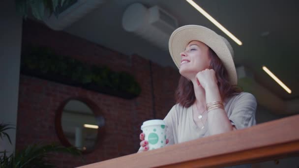 Glimlachend Jong Meisje Drinken Koffie Aan Balie — Stockvideo