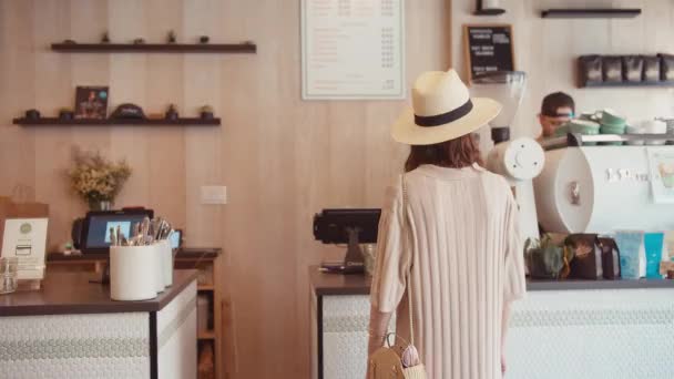 Bir Kafede Tezgahta Genç Müşteri — Stok video