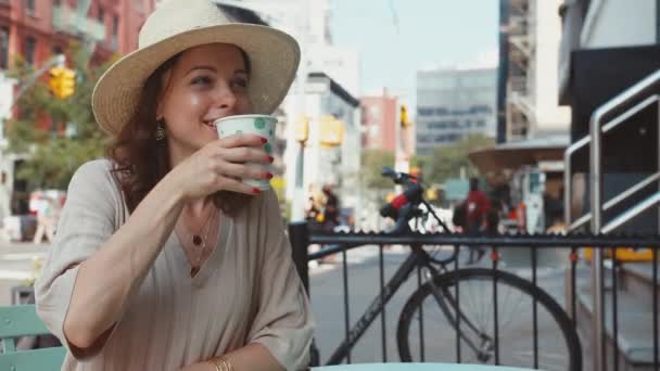 Ευτυχισμένη Νέα Γυναίκα Ένα Καφέ Στη Νέα Υόρκη — Αρχείο Βίντεο