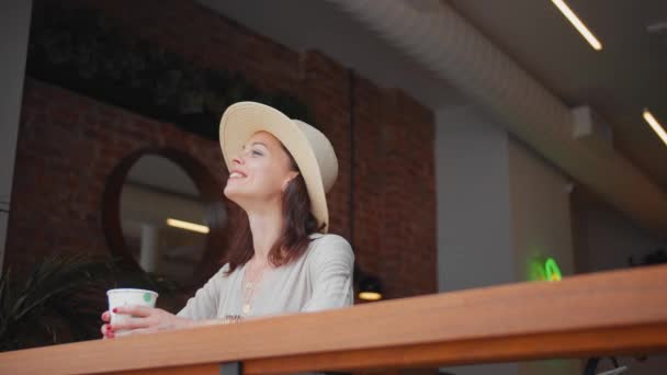 Chica Sonriente Con Café Restaurante — Vídeos de Stock