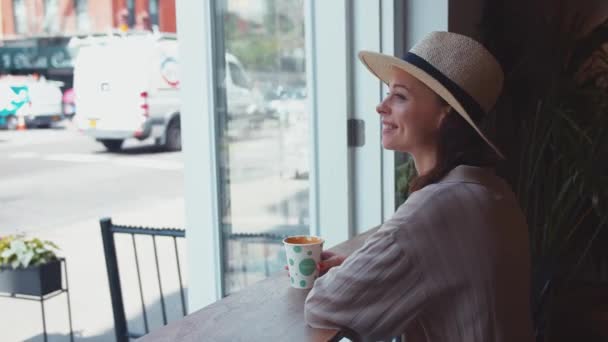 Chica Feliz Con Una Taza Café Café — Vídeo de stock