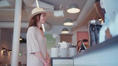 New York'ta bir kafede tezgahta gülümseyen kız